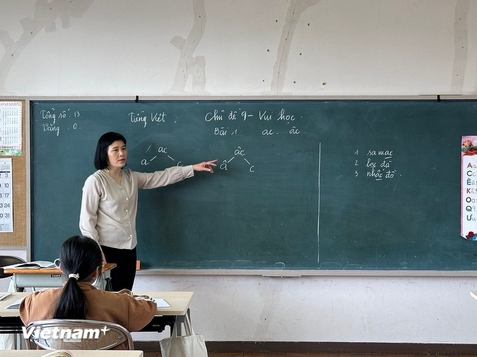 Teacher Ho Thi Thu Thuy leads a second-grade Vietnamese language class. (Photo: VietnamPlus)