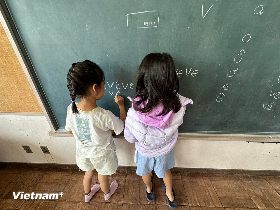 Parents accompany and watch over their children during a Vietnamese-language class. (Photo: VietnamPlus)