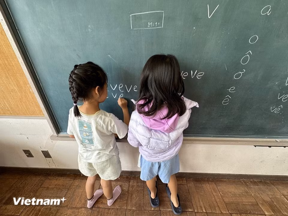 Parents accompany and watch over their children during a Vietnamese-language class. (Photo: VietnamPlus)