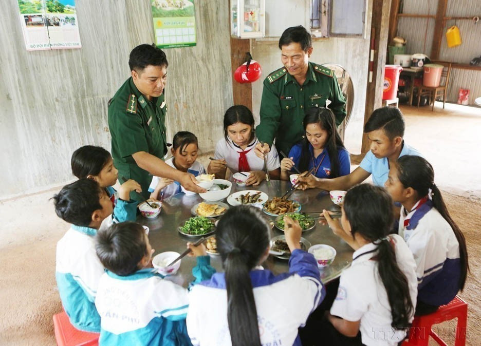 The "Compassion Kitchen" model, run by officers and soldiers of the Le Thanh International Border Gate Station (Gia Lai province), supports underprivileged students, 2018. (Photo: VNA)