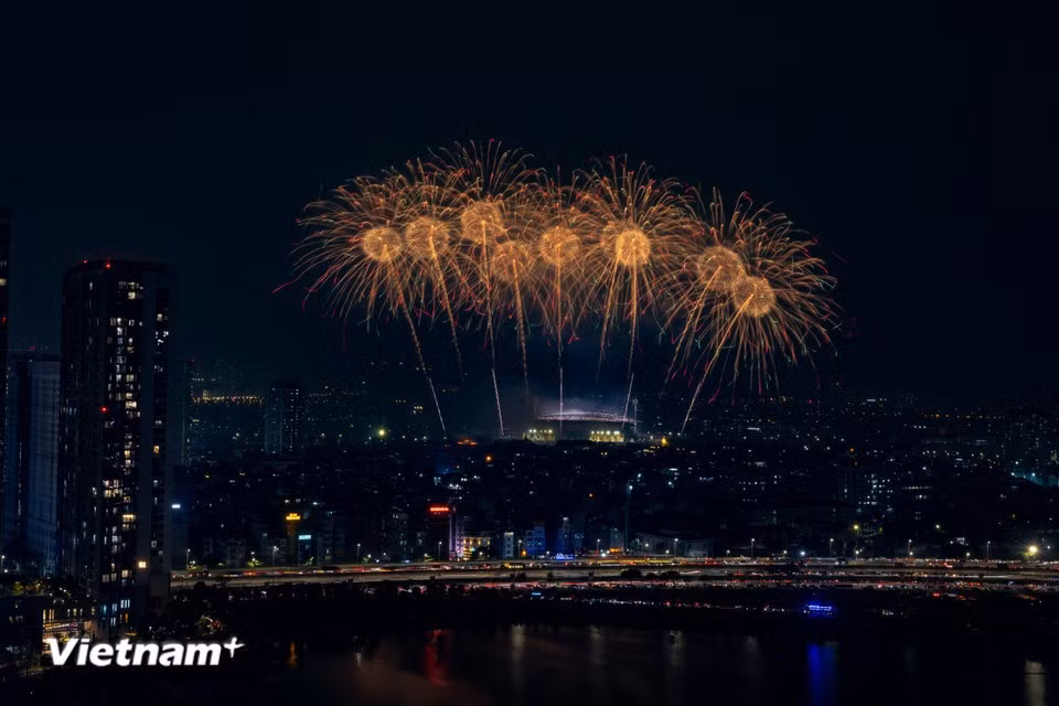 The night culminates in a brilliant finale as dense cascades of fireworks light up Hanoi’s sky, driving audience emotions to a euphoric peak. (Photo: VietnamPlus)