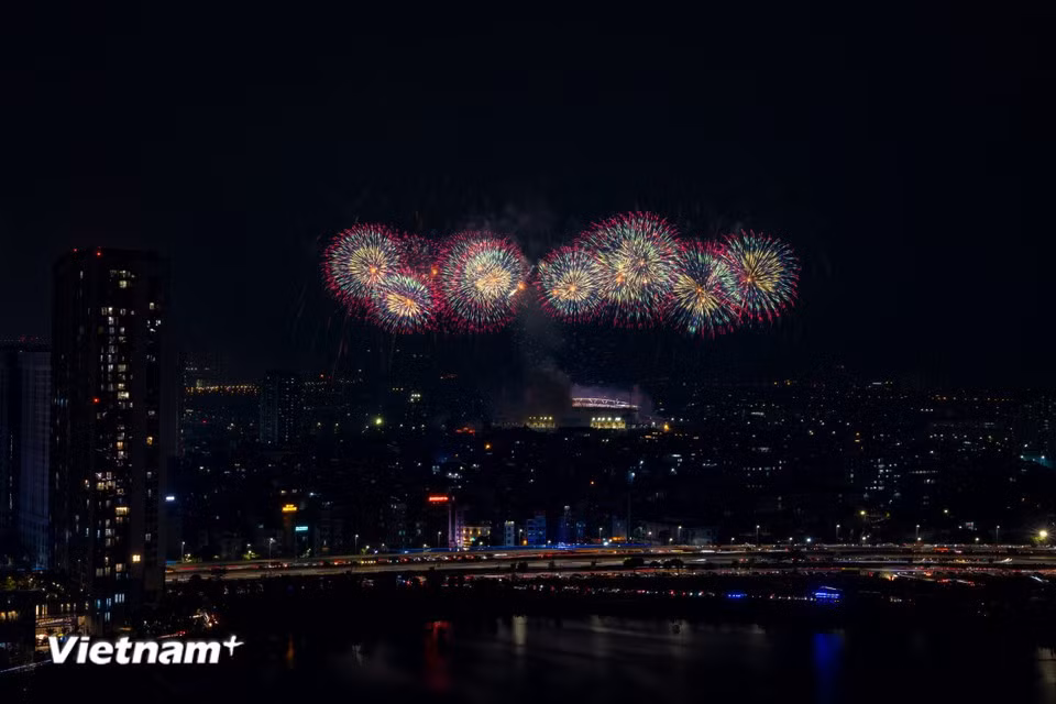 The performances impress with layered sound and visual effects, as thunderous detonations blend with rainbow-coloured smoke to create a majestic yet romantic atmosphere. (Photo: VietnamPlus)
