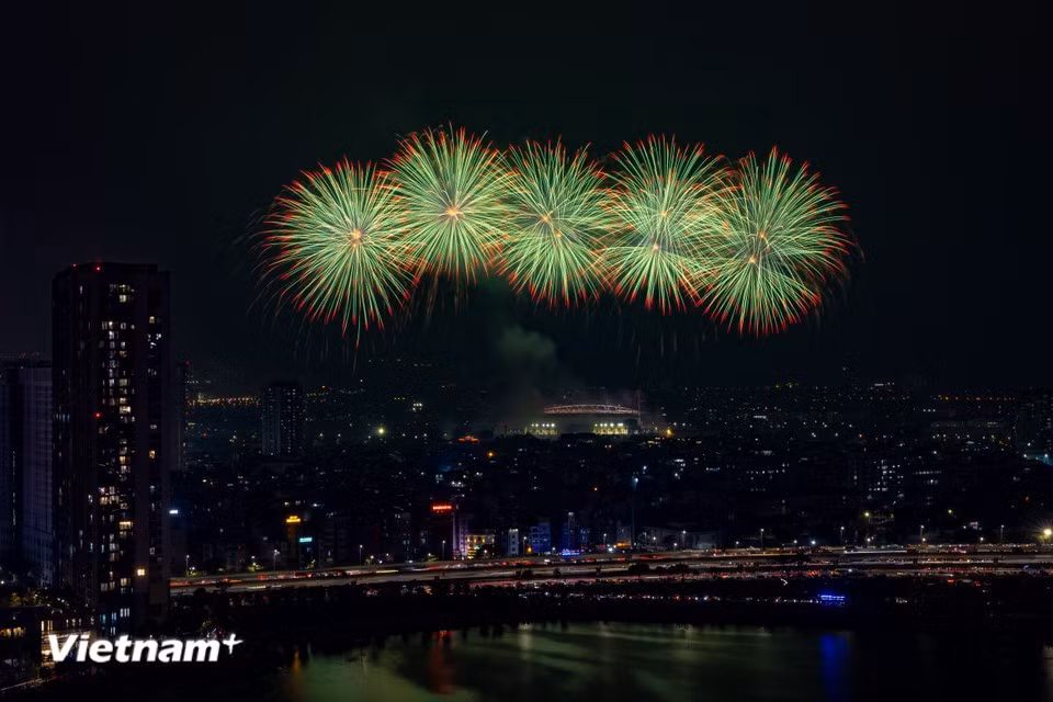 A total of 950 launch racks and 4,400 pyrotechnic tubes are installed on rooftops and along the B stands, while 4,600 high-altitude fireworks are positioned outside the stadium, forming a sweeping arc of light. (Photo: VietnamPlus)