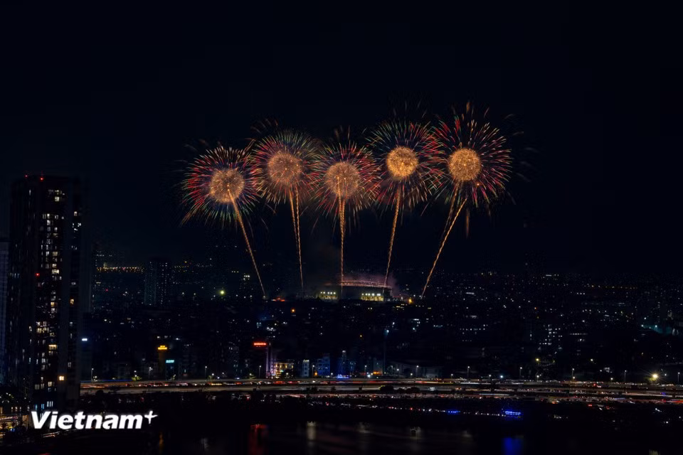 Behind the spectacle is a carefully designed fireworks layout optimised for public viewing angles. (Photo: VietnamPlus)