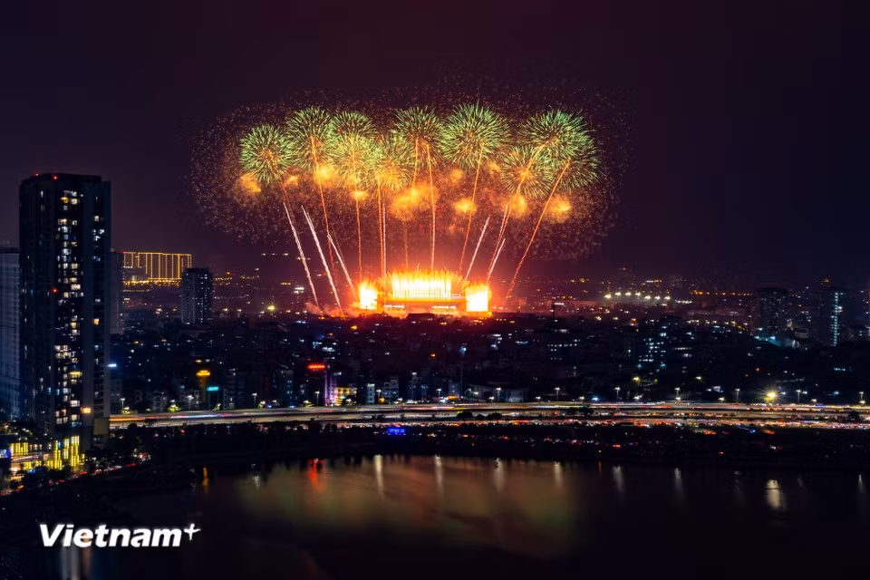 The special art programme is led by the Hanoi Party Committee, jointly organised by the Hanoi People’s Committee and Vietnam Television through socialised resources to mark the Congress’s success. (Photo: VietnamPlus)