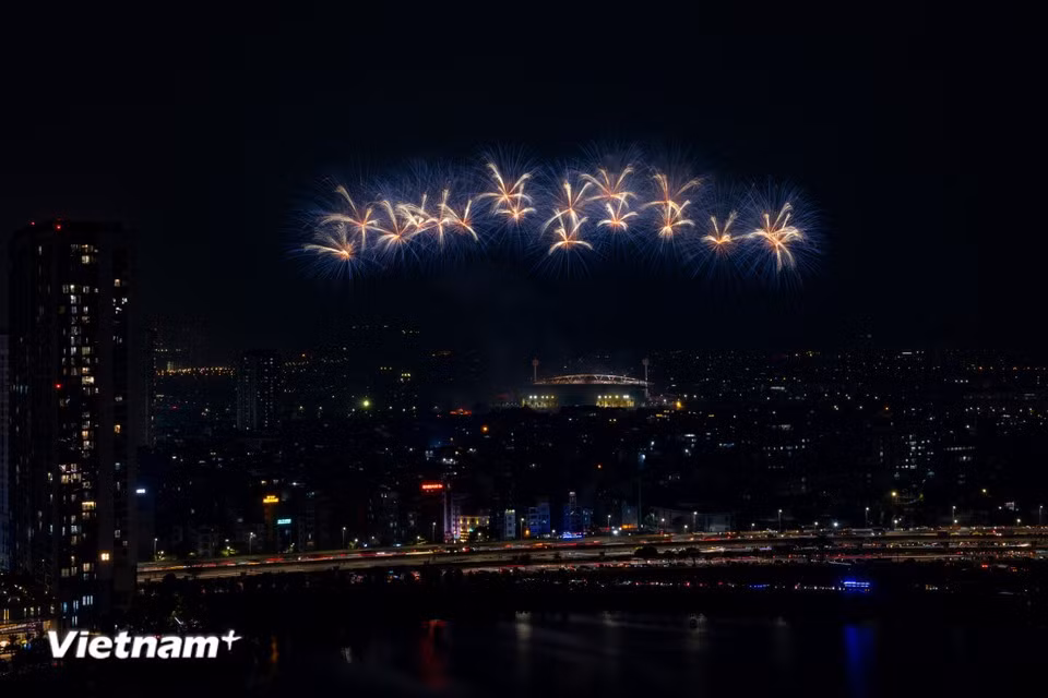 Whether in the stands, on nearby high-rise buildings or along surrounding streets, residents across the capital enjoy a full view of the show. (Photo: VietnamPlus)
