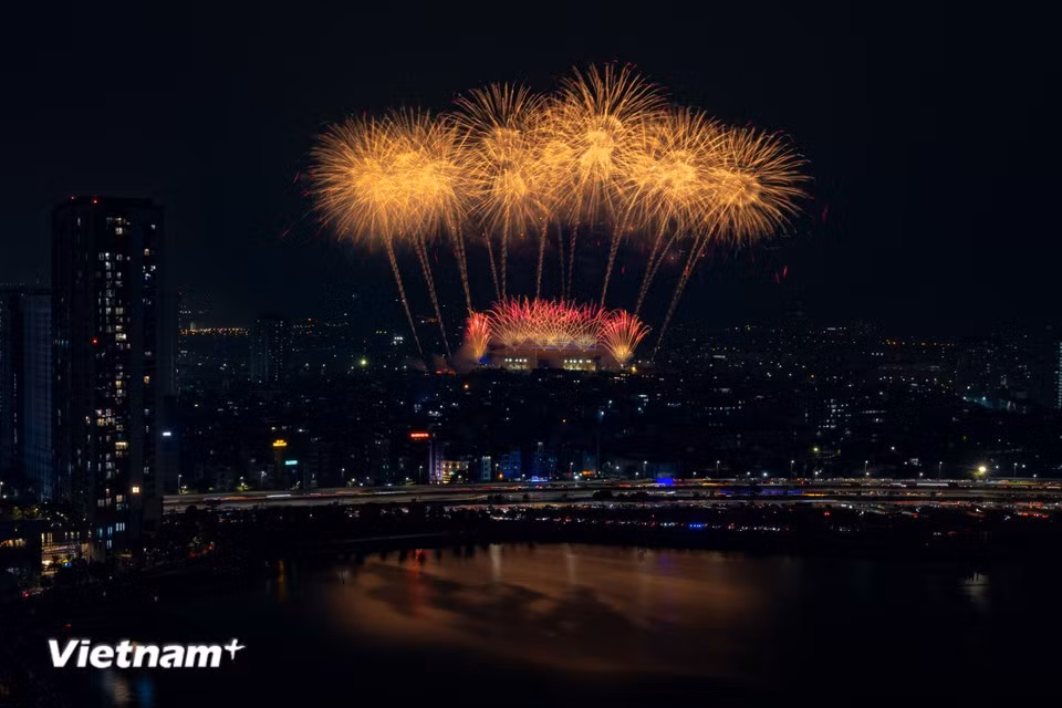 Displays are meticulously choreographed and synchronised with music using advanced programming systems, enabling ignition accuracy down to 0.0001 seconds. (Photo: VietnamPlus)