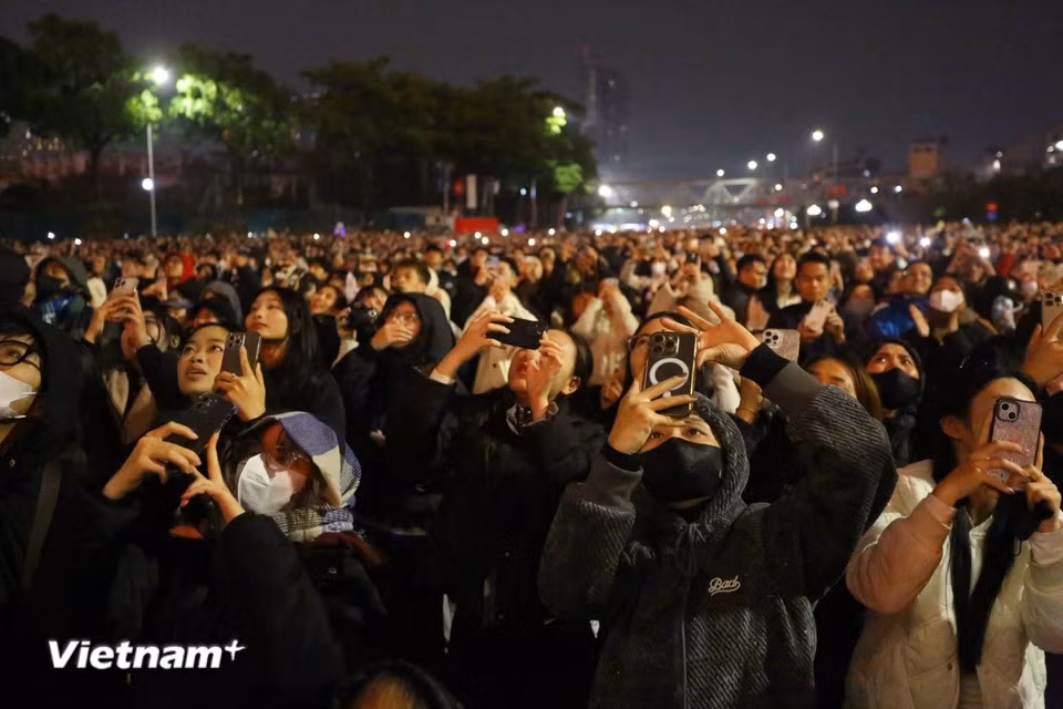 Thousands of people gather to savour what is widely hailed as the largest and most spectacular fireworks concert ever staged in the capital. (Photo: VietnamPlus)