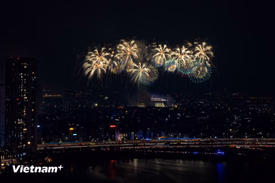 These top-tier pyrotechnic techniques, typically seen only at major international fireworks festivals, are showcased in full at My Dinh. (Photo: VietnamPlus)