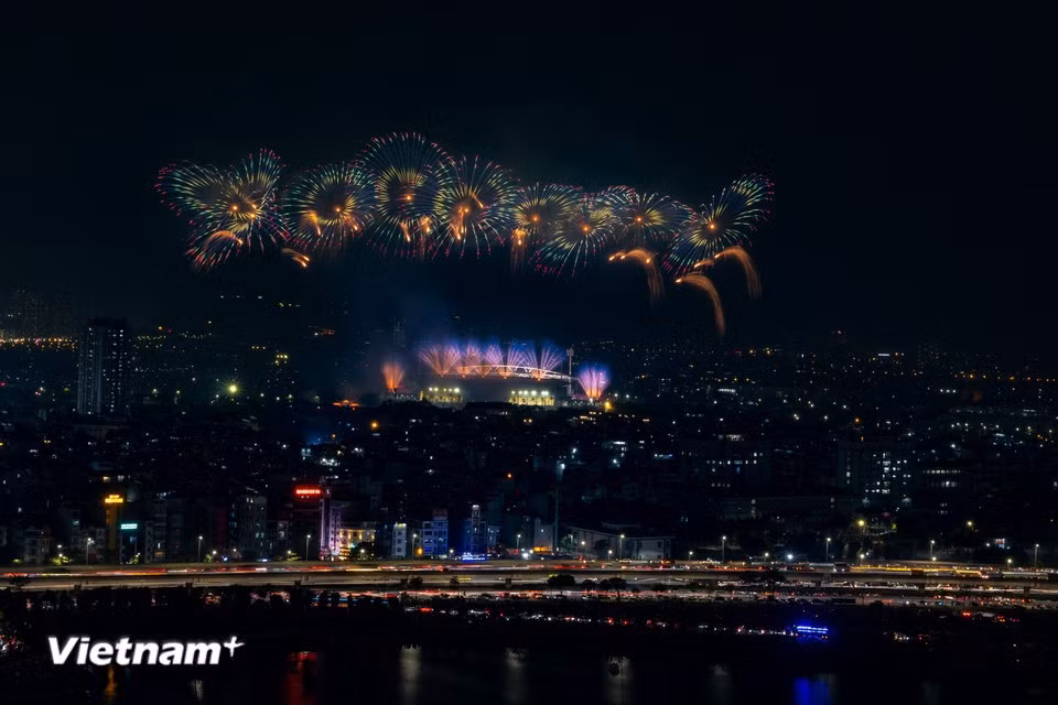 This precision transforms the fireworks into a vivid “dance of light”. (Photo: VietnamPlus)