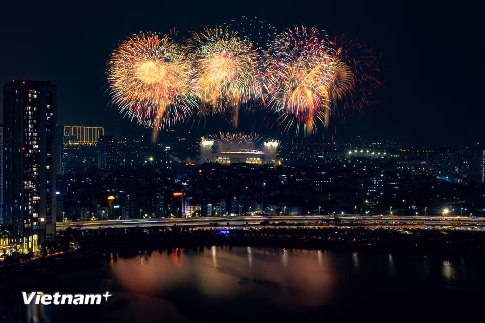 Living up to expectations of a “mega light concert”, the fireworks are staged in multiple climaxes rather than a single finale. (Photo: VietnamPlus)