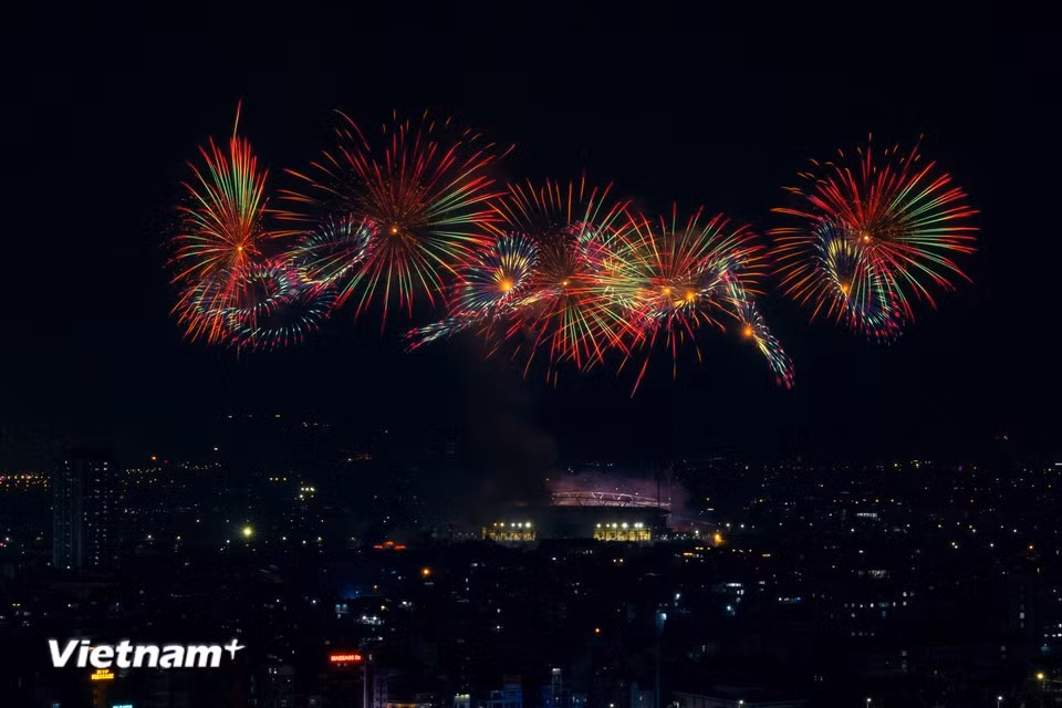 Waves of multicoloured fireworks bloom like celebratory flowers, heralding the Congress’s resounding success. (Photo: VietnamPlus)