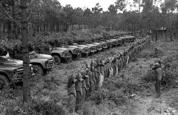 Logistics soldiers make their pledges before setting out on the mission to transport goods on Road 20, which is regularly targeted by US bombings. From 1965 to 1972, the Ho Chi Minh Trail developed rapidly and military logistics was mechanised. (Photo: VNA)