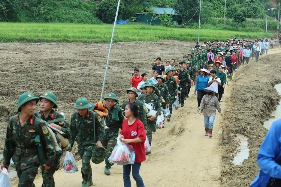 Residents of Lang Nu village (Phuc Khanh commune, Bao Yen district, Lao Cai province) bid an emotional farewell to soldiers from Regiment 98, Division 316 of Military Zone 2, as they withdrew from the village after 14 days of searching for missing persons, September 24, 2024. (Photo: VNA)