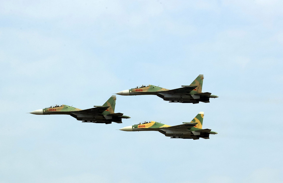 The Su-30MK2 fighter squadron of the Vietnam Air Force performs an air show at the Vietnam International Defence Expo 2024. Photo: VNA