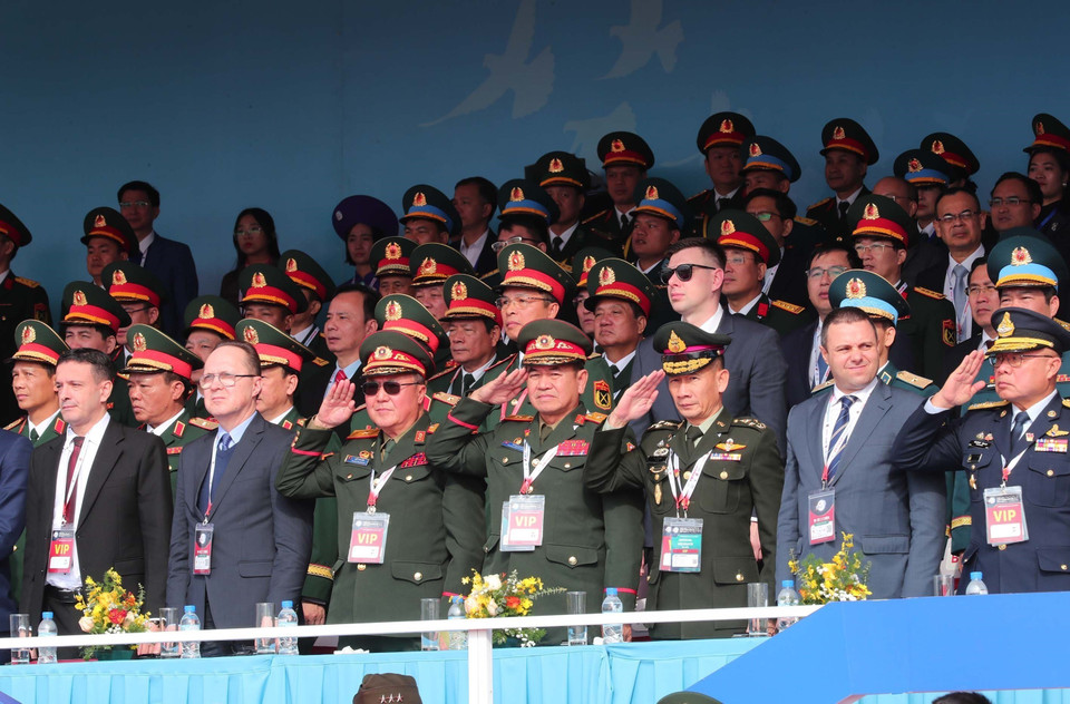 Representatives of the Ministry of National Defence, military attachés from various countries, and international organisations attend the opening ceremony of the Vietnam International Defence Expo 2024. Photo: VNA