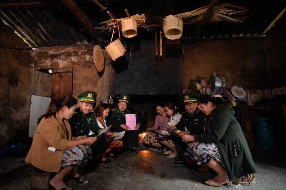 Officers from the Pa Thom Border Guard Station disseminate the Party's directives and the State's policies to the Lao ethnic people in Pa Xa Lao village, Pa Thom border commune, Dien Bien district, Dien Bien province. (Photo: VNA)
