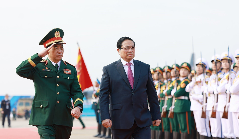 General Phan Van Giang, Minister of National Defence, welcomes Prime Minister Pham Minh Chinh to the Vietnam International Defence Expo 2024. Photo: Duong Giang/VNA