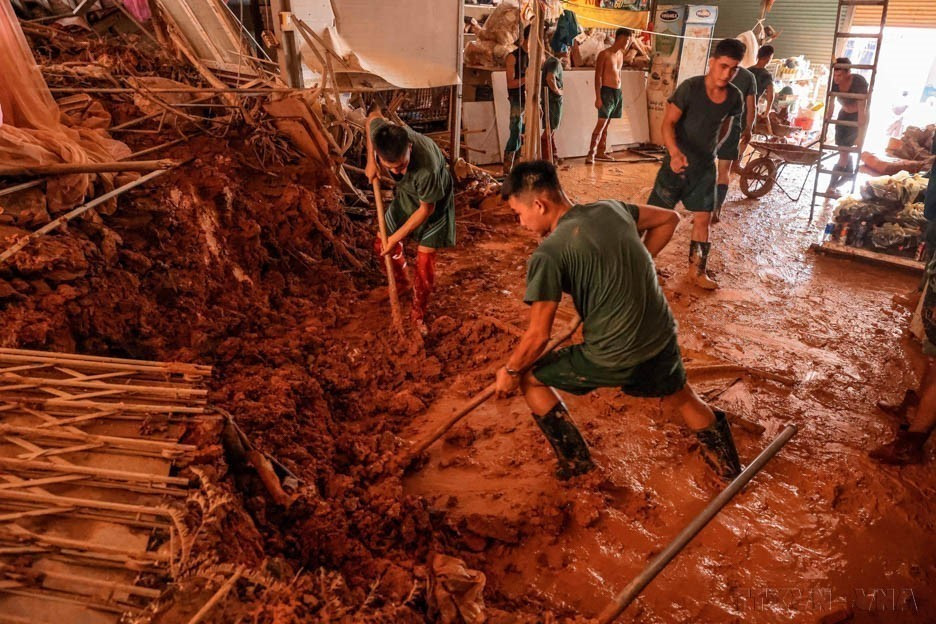 Officers and soldiers of Division 316, Military Region 2 assist the people of Phuc Khanh commune, Bao Yen district, Lao Cai province in recovering from the aftermaths of floods, September 21, 2024. (Photo: VNA)