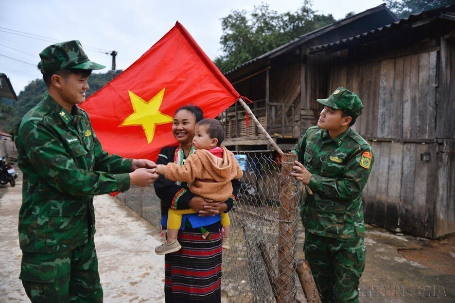 The warm bond between the soldiers of Pa Thom Border Guard Station (Dien Bien province) and the local ethnic communities (2023) (Photo: VNA)