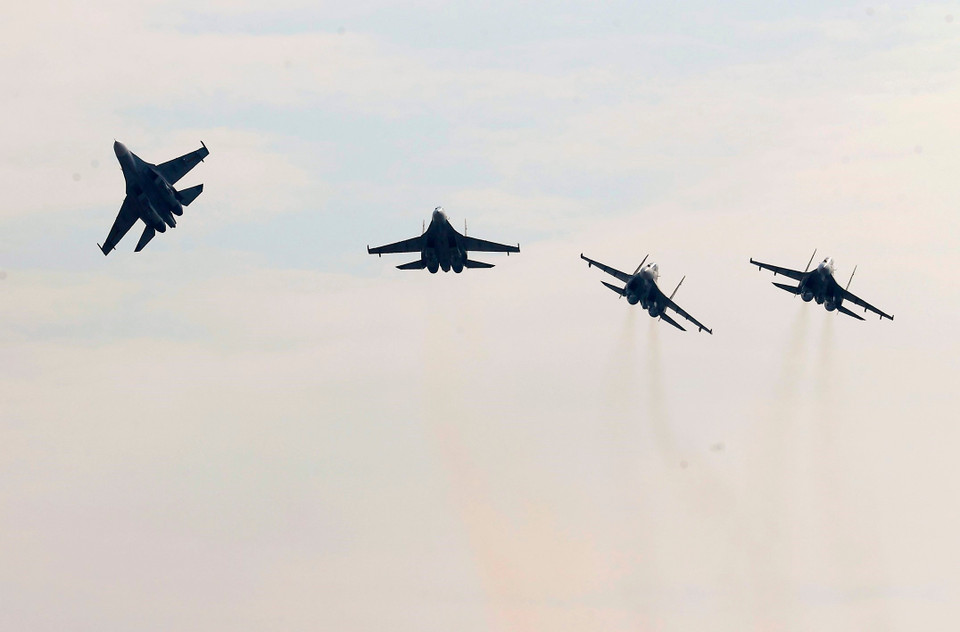 The Su-30MK2 fighter squadron of the Vietnam Air Force performs an air show at the Vietnam International Defence Expo 2024. Photo: VNA