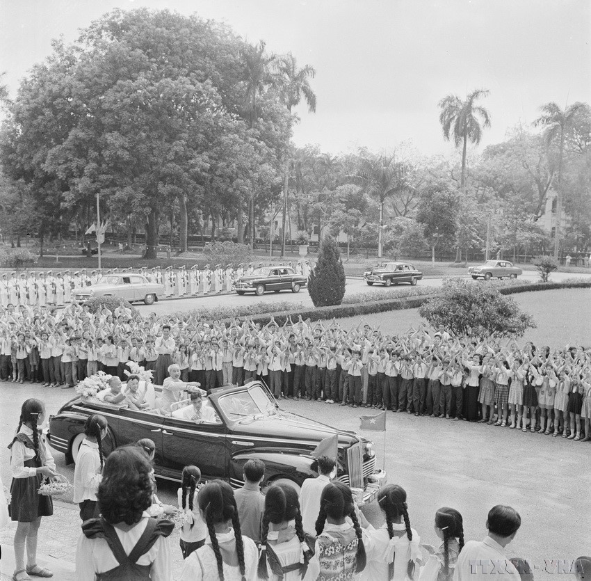 President Ho Chi Minh hosts a welcoming ceremony for Chinese President Liu Shaoqi during the latter’s official friendship visit to Vietnam (Hanoi, May 10, 1963). (Photo: Archive)