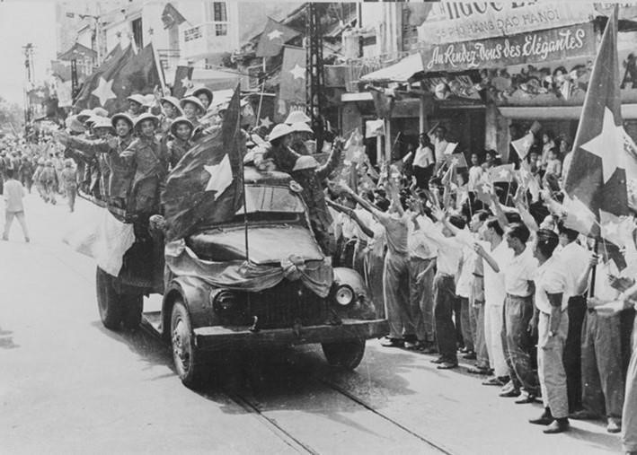 On October 10, 1954, Vietnamese troops march into Hanoi, liberating the capital after 9 years of resistance against the French colonialists. (Photo: VNA archives)