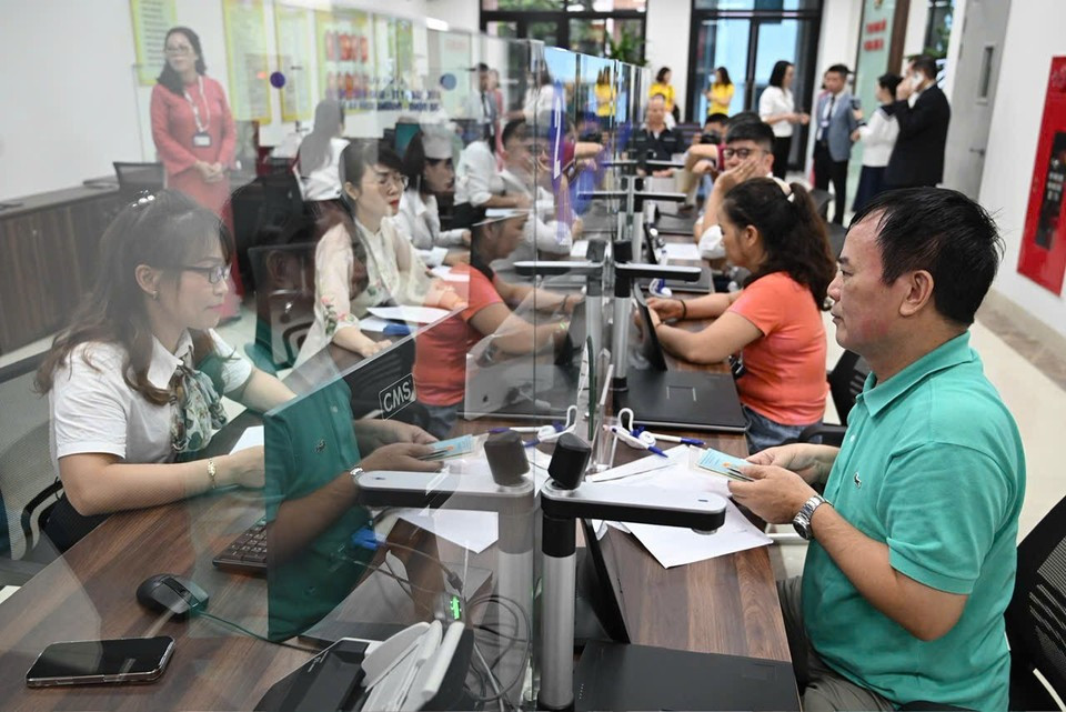 1. To prevent overcrowding, Dong Da ward proactively promotes digital platforms, especially the National Public Service Portal, to guide citizens in handling procedures online. (Photo: VietnamPlus)