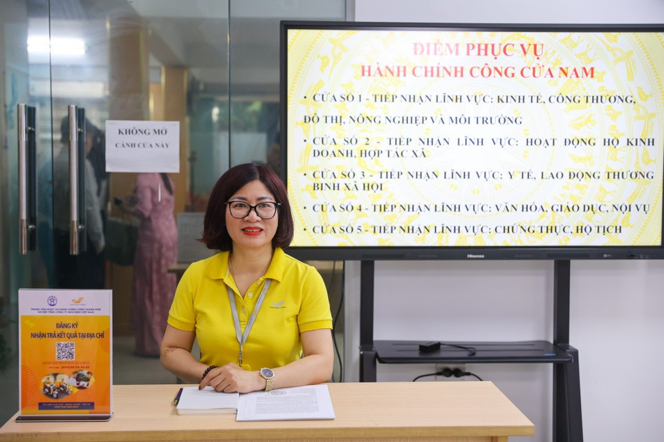 By 7:30 am, residents arrive at the Cua Nam Ward People's Committee’s headquarters to complete administrative procedures such as obtaining certified documents or marital status confirmation. (Photo: VietnamPlus)