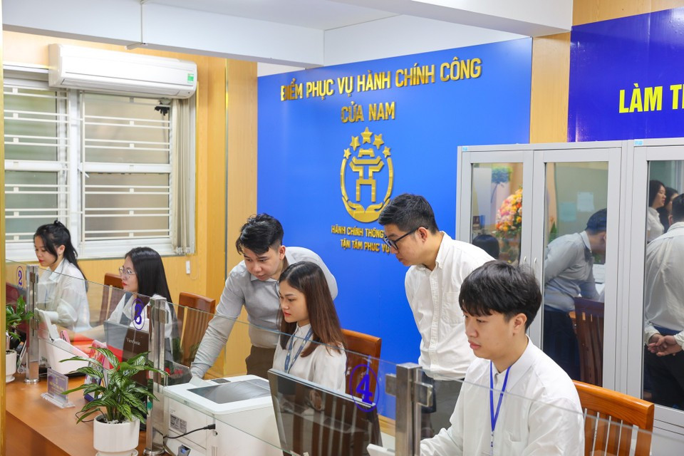 On the first day of implementation, civil servants at the Cua Nam ward People's Committee are present early, ready to assist people. (Photo: VietnamPlus)
