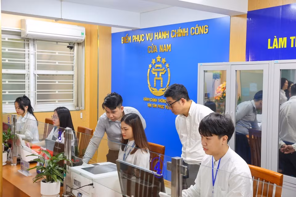 On the first day of implementation, civil servants at the Cua Nam ward People's Committee are present early, ready to assist people. (Photo: VietnamPlus)