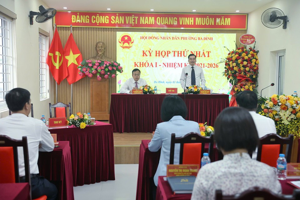 The first official meeting of the Ba Dinh Ward People's Committee. (Photo: VietnamPlus)