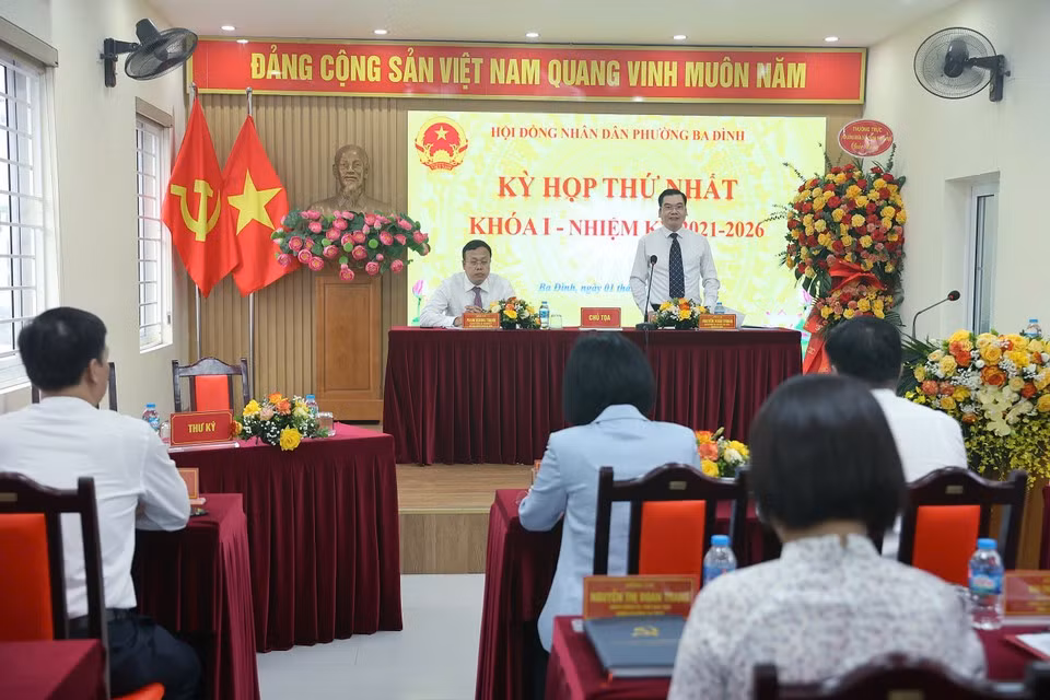 The first official meeting of the Ba Dinh Ward People's Committee. (Photo: VietnamPlus)