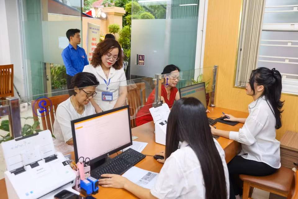 Vu Thi Ha Kim (68), residing on Truong Han Sieu street, Cua Nam ward, is among the first citizens to complete administrative procedures under the new system. (Photo: VietnamPlus)
