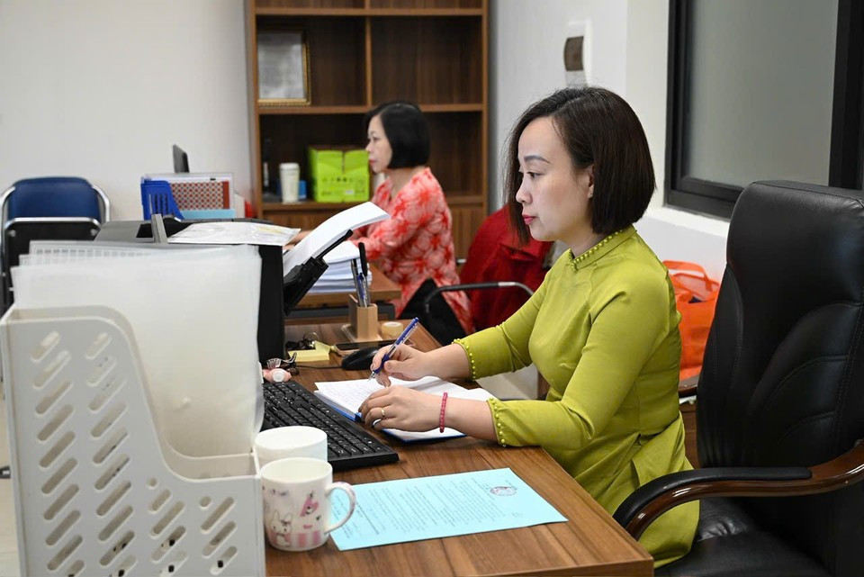 The newly established Dong Da ward conducts a trial run of its public service model since June 20 to gain operational experience using administrative software. (Photo: VietnamPlus)