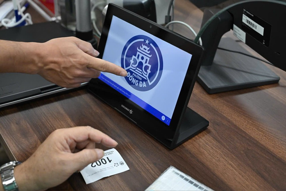 From the pilot phase, Cua Nam ward works closely with software providers to fine-tune features, ensuring smooth and effective operations from July 1. (Photo: VietnamPlus)