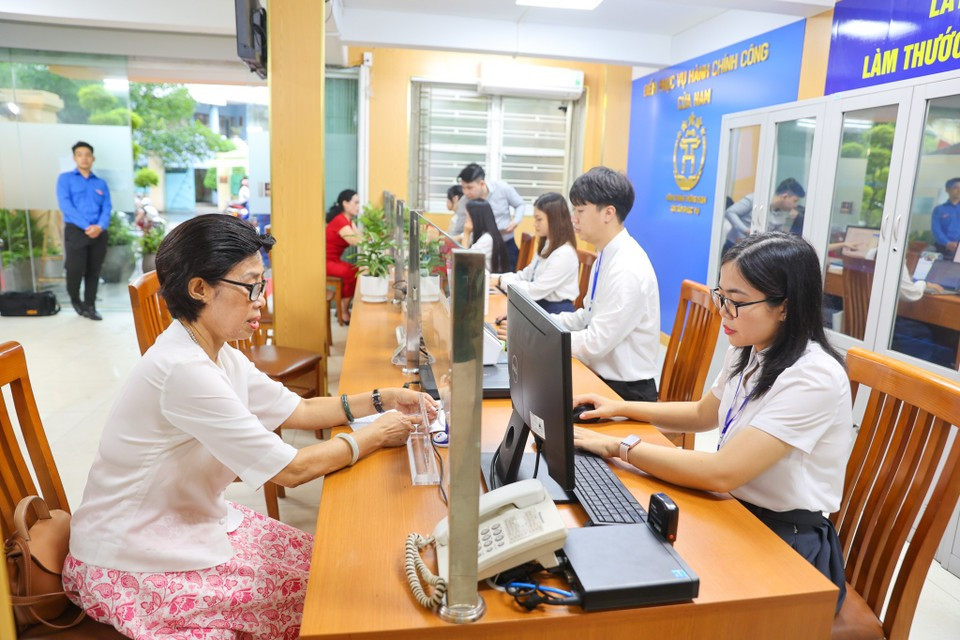 “I came here feeling emotional and excited, as from today, we officially become citizens of Cua Nam ward,” Kim says. (Photo: VietnamPlus)