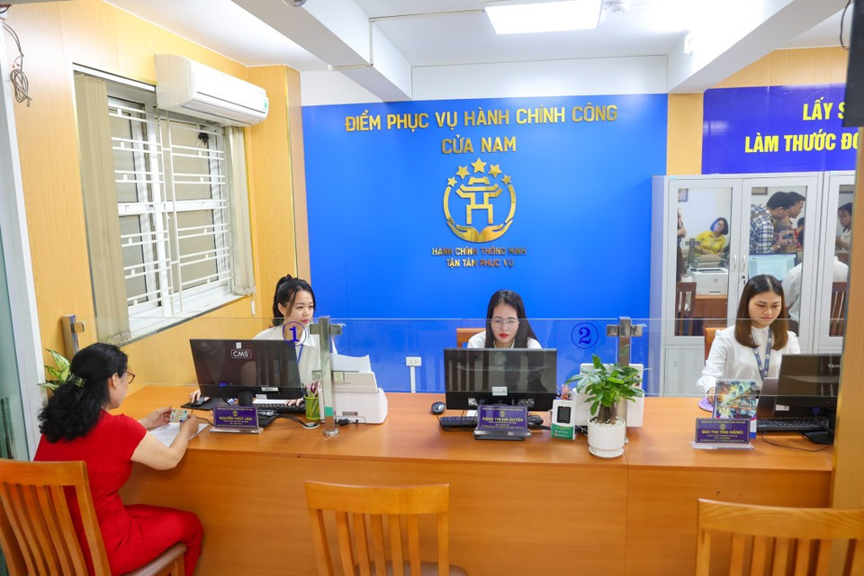 Officials at Cua Nam ward’s Public Administration Service Centre welcome the first residents. (Photo: VietnamPlus)