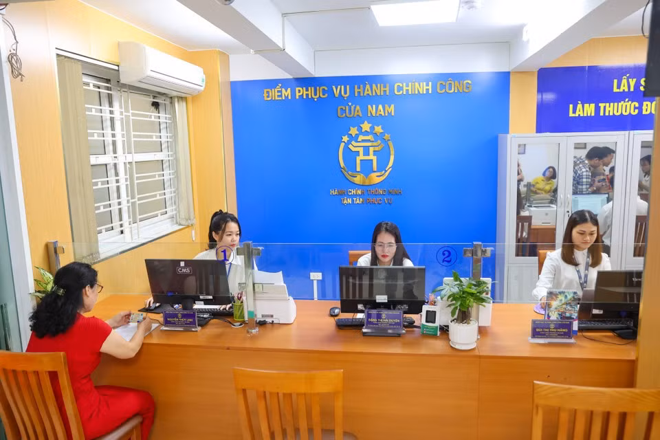 Officials at Cua Nam ward’s Public Administration Service Centre welcome the first residents. (Photo: VietnamPlus)