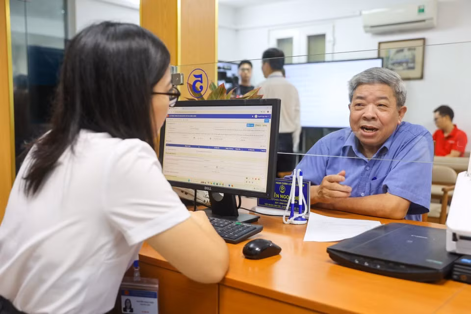 Khuat Minh Tri (74), also a resident of Cua Nam ward, expresses his confidence that the two-tier administration model will operate efficiently and stay close to people. (Photo: VietnamPlus)