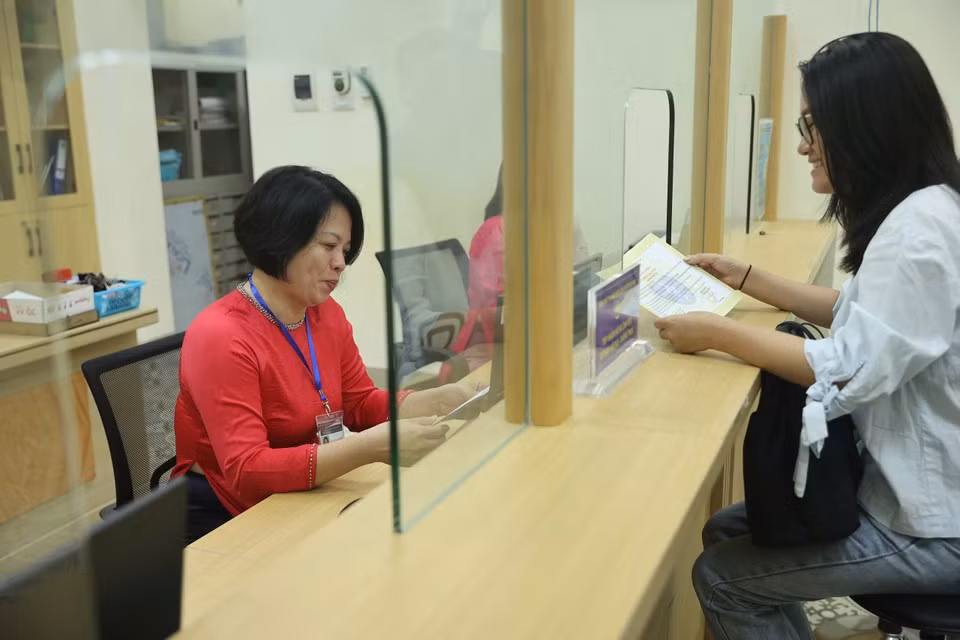 1. Officials and civil servants at Ba Dinh ward are ready to serve the first citizens who come to carry out administrative procedures. (Photo: VietnamPlus)