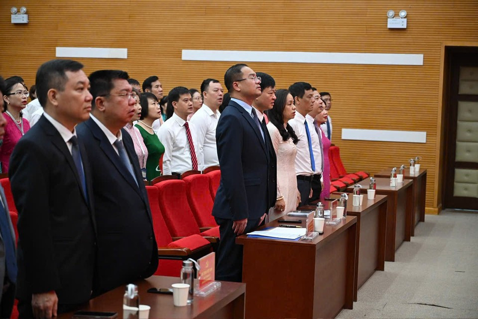 The first flag-raising ceremony at the Dong Da Ward People's Committee. (Photo: VietnamPlus)