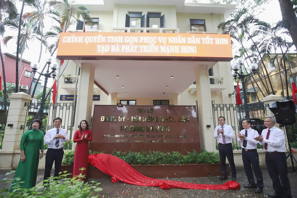 At the Ba Dinh Ward People’s Committee, local officials and civil servants hold an inauguration ceremony for the new ward’s headquarters. (Photo: VietnamPlus)