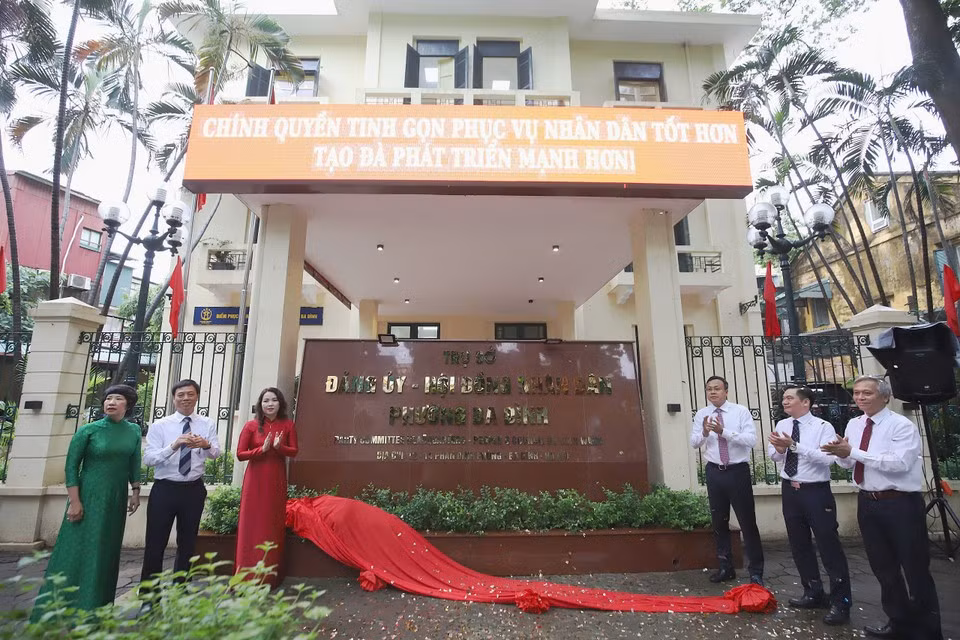 At the Ba Dinh Ward People’s Committee, local officials and civil servants hold an inauguration ceremony for the new ward’s headquarters. (Photo: VietnamPlus)