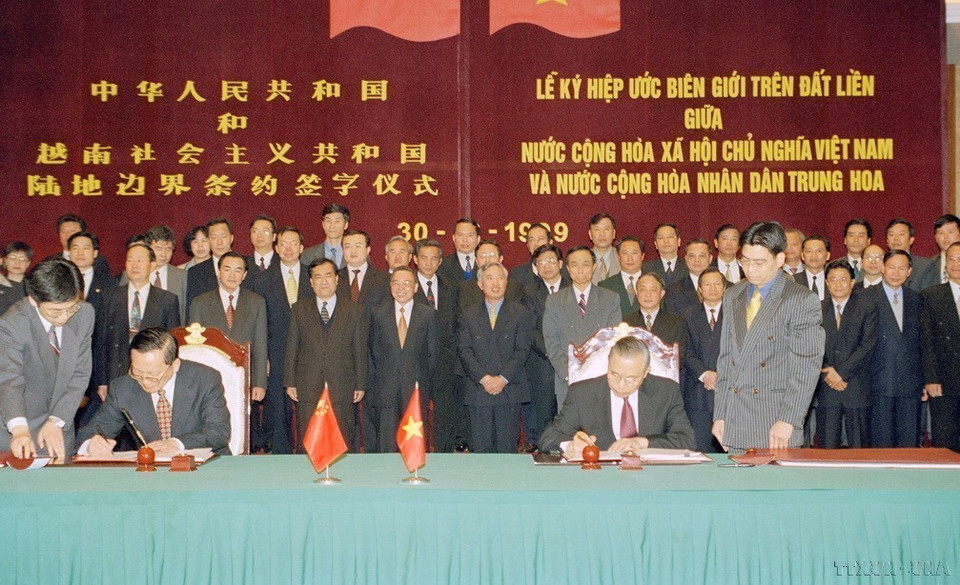 Deputy Prime Minister and Minister of Foreign Affairs Nguyen Manh Cam and Chinese Foreign Minister Tang Jiaxuan sign the land border treaty between Vietnam and China (Hanoi, December 30, 1999). (Photo: VNA)