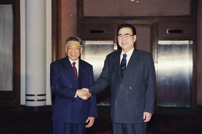 During Party General Secretary Le Kha Phieu's visit to China in February 1999, the two countries established the 16-character guideline to promote bilateral relations in the 21st century: "friendly neighbourliness, comprehensive cooperation, long-term stability, and looking towards the future." In the photo: Party General Secretary Le Kha Phieu meets with Li Peng, Standing Committee member of the Politburo and Chairman of the Standing Committee of the National People's Congress of the People's Republic of China (February 26, 1999). (Photo: VNA)