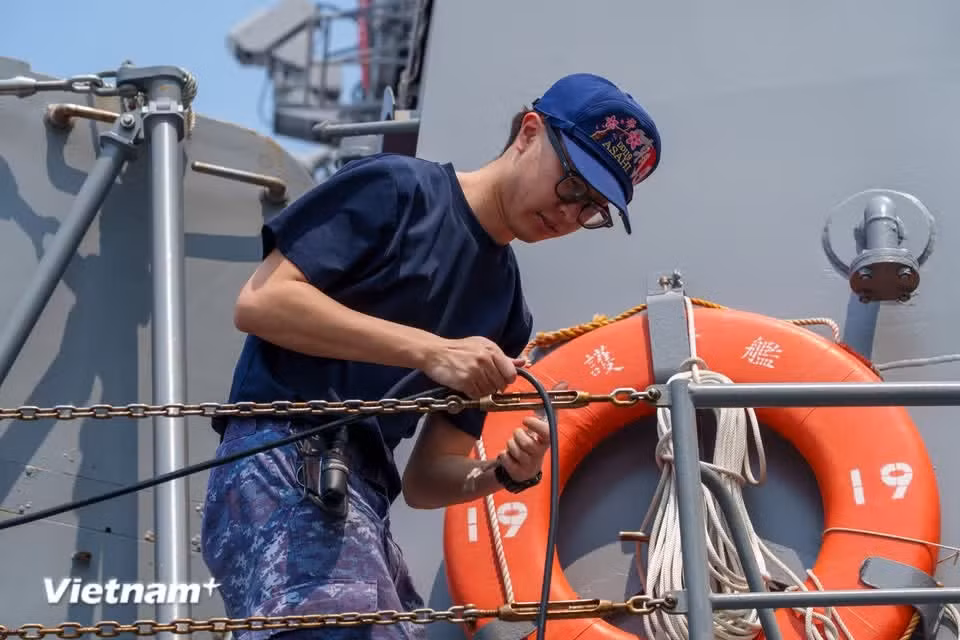 A sailor secures a cable on deck. During their stay, crew members will take part in sports exchanges and cultural visits in the city. (Photo: VietnamPlus)