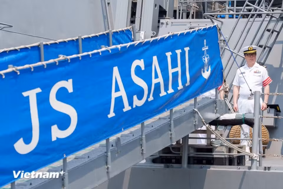 The gangway bearing the ship’s name, JS Asahi, and anchor emblem. Guards stand watch at the boarding point. (Photo: VietnamPlus)