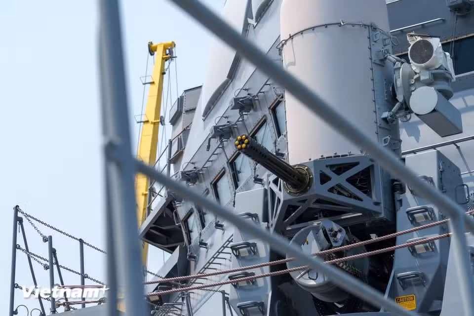 A close-up view of the Phalanx Close-In Weapon System (CIWS), designed to defend the ship against incoming threats. (Photo: VietnamPlus)