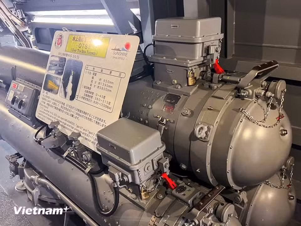 The HOS-303 Over-the-Side Torpedo Launcher (OTST). According to information displayed onboard, the system is approximately 3.8m long and 1.39m high, using high-pressure air to launch Mk46, Type 97 and Type 12 torpedoes. (Photo: VietnamPlus)